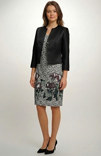 Elegantní dámské šaty na svatbu s černým bolerkem – stylový outfit pro slavnostní příležitosti